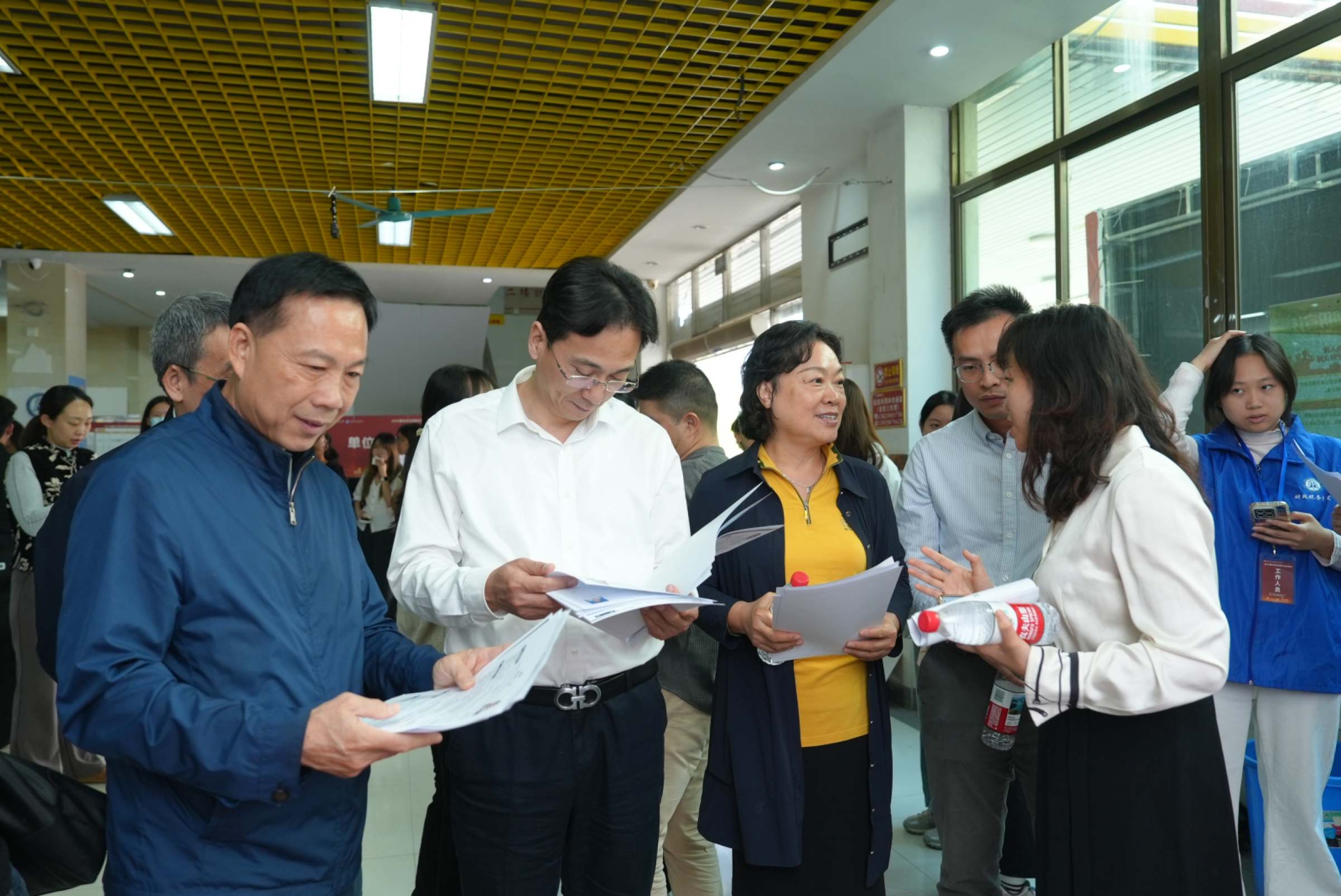 领导、老师现场指导毕业生简历