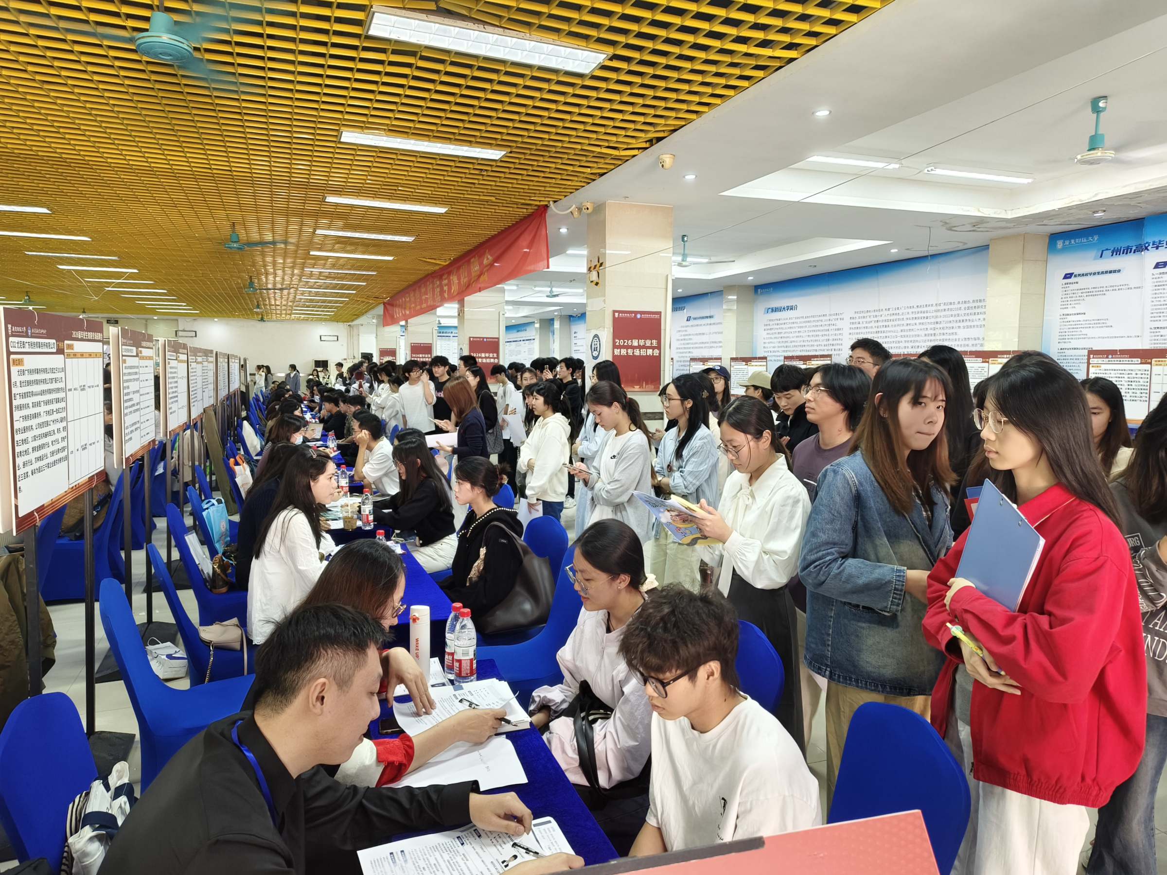 求职学生有序排队投递简历