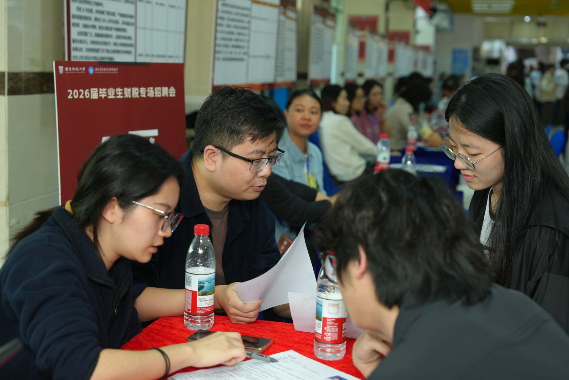 专业教师、辅导员指导学生进行简历修改