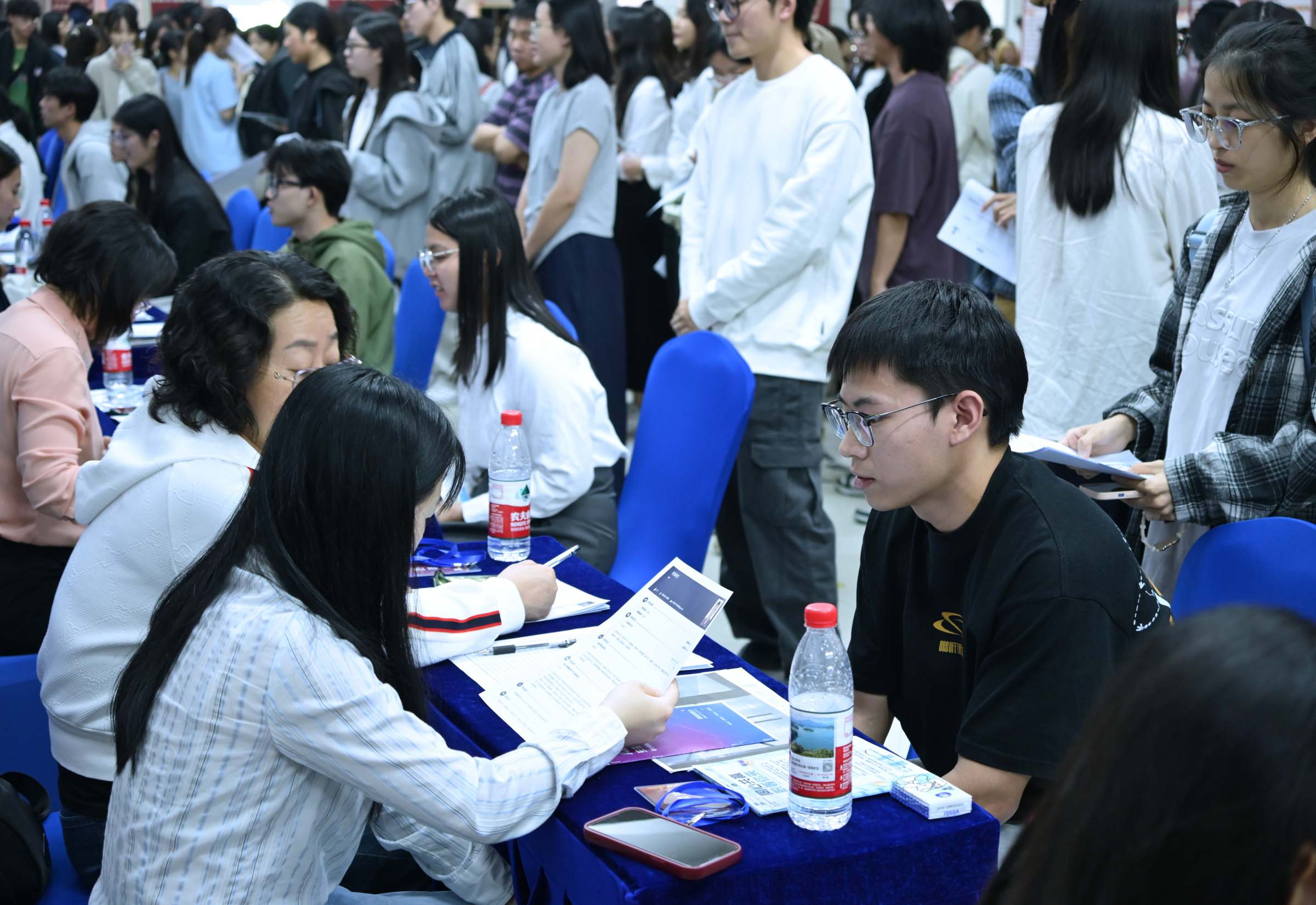 求职学生有序排队投递简历
