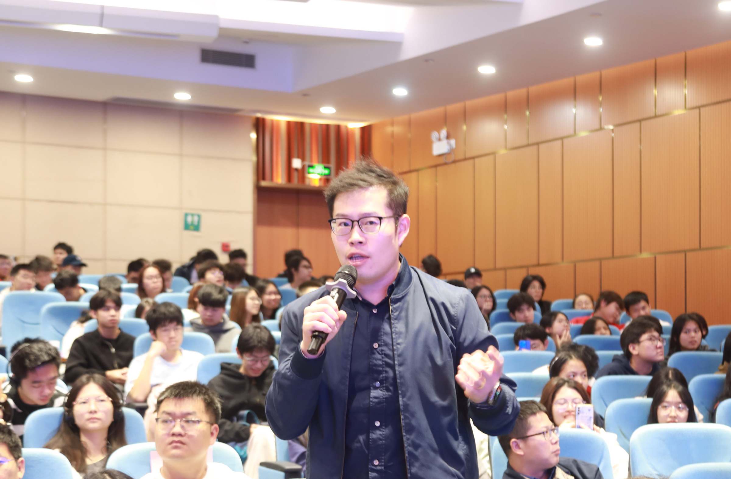 地理与环境学院许通博士与Stephen Polasky院士互动交流