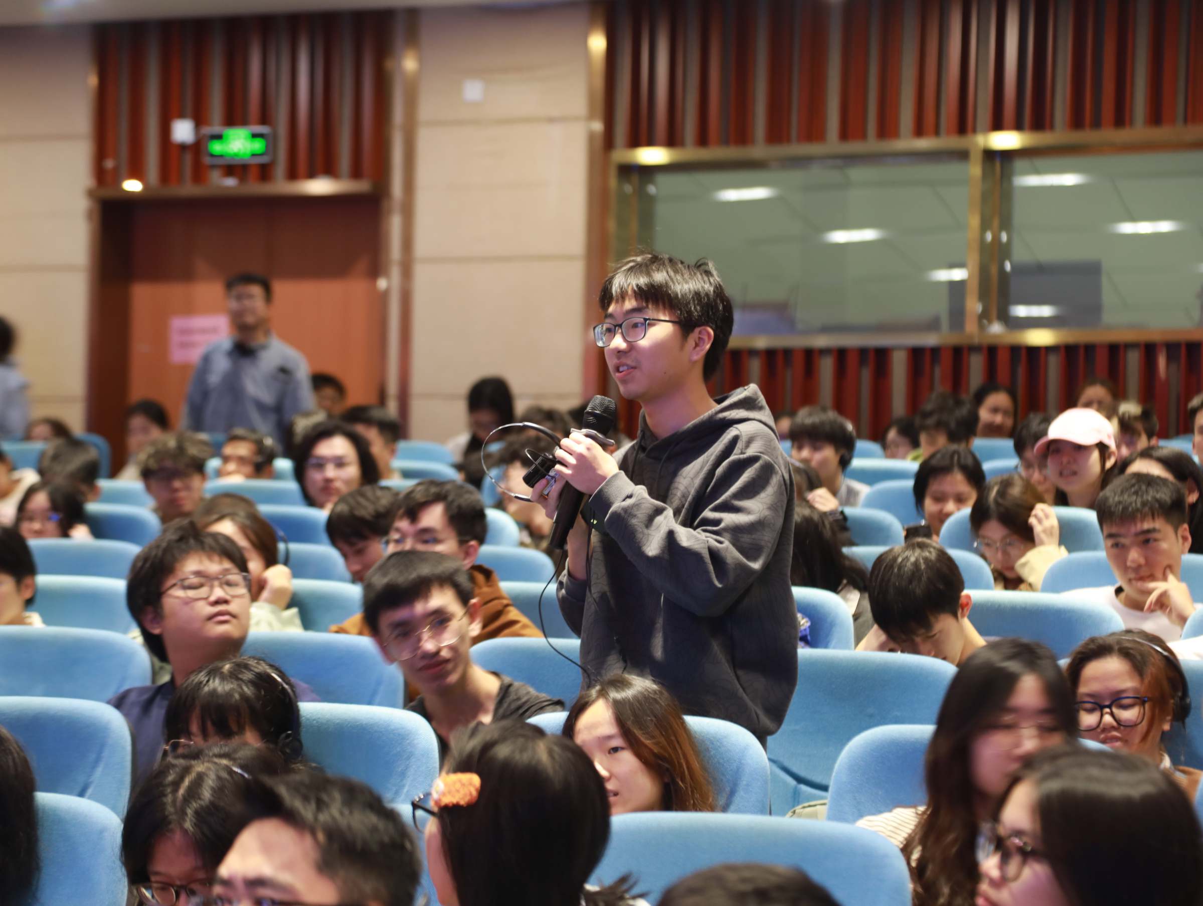 学生向Stephen Polasky院士请教提问