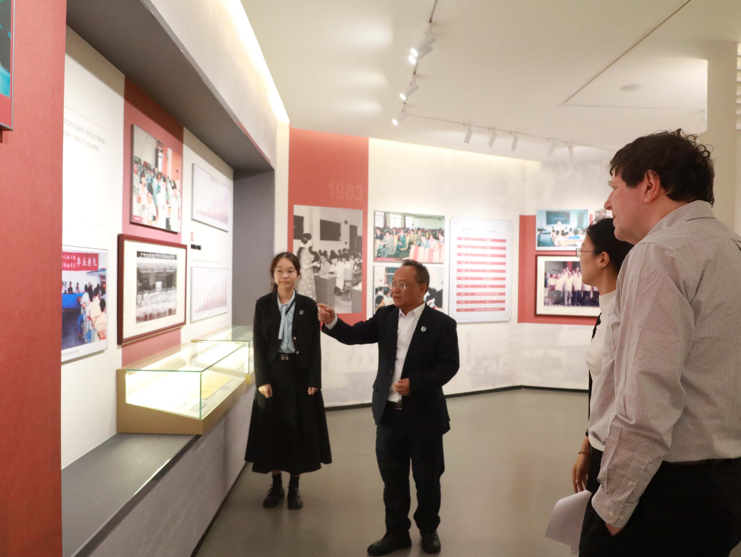 校长于海峰为Stephen Polasky院士介绍校史