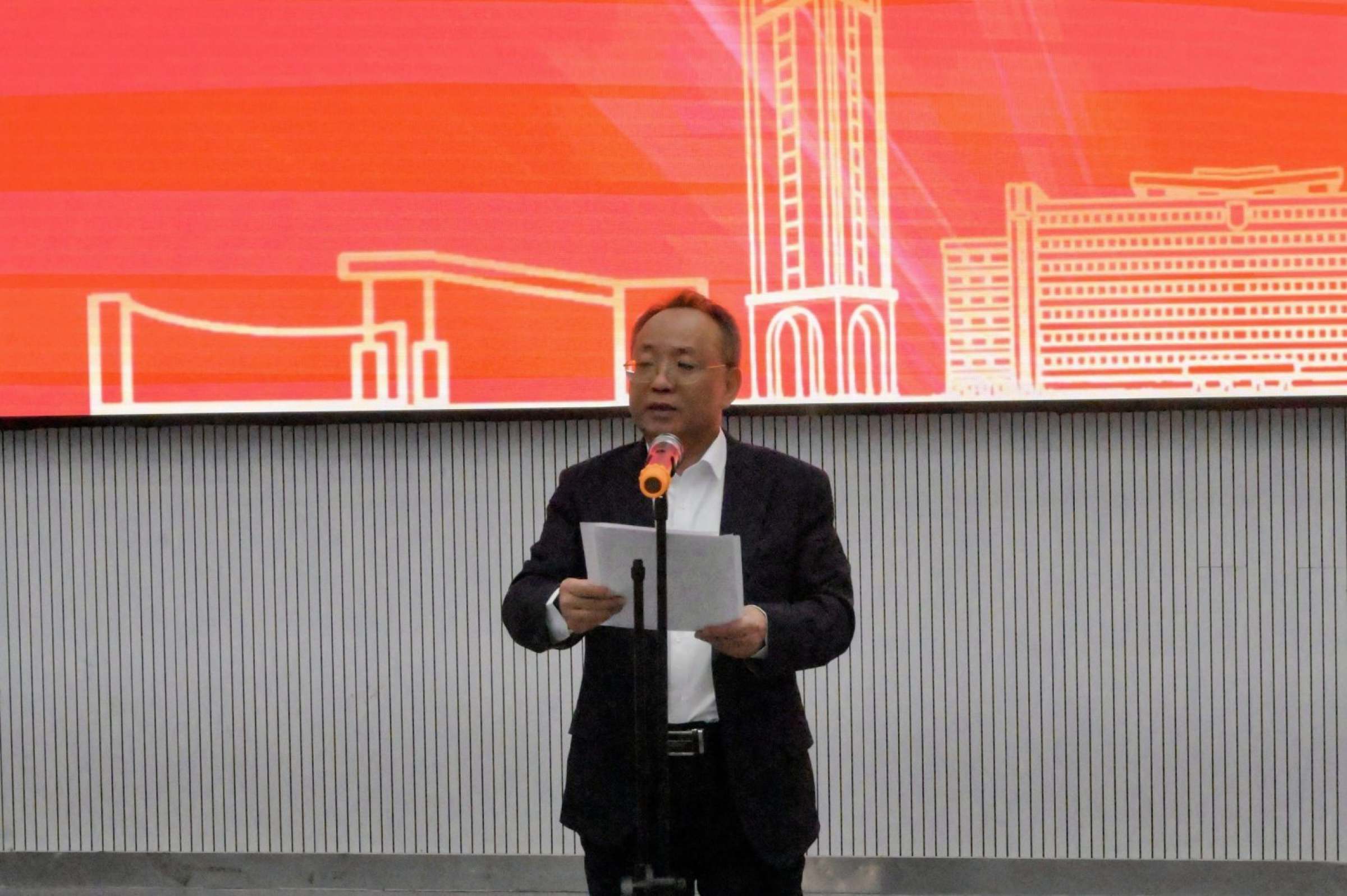 校长于海峰致开幕辞