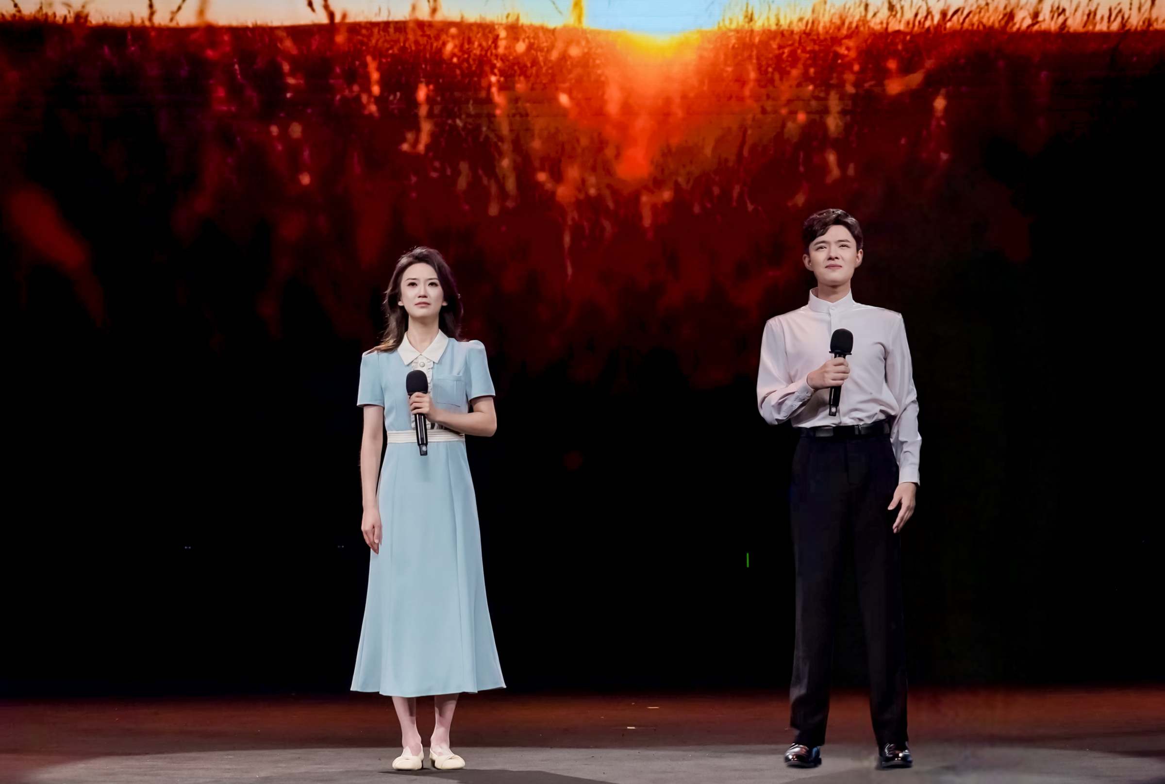 裴钰、姜世豪《故乡在远方》全国现场总决赛参赛照