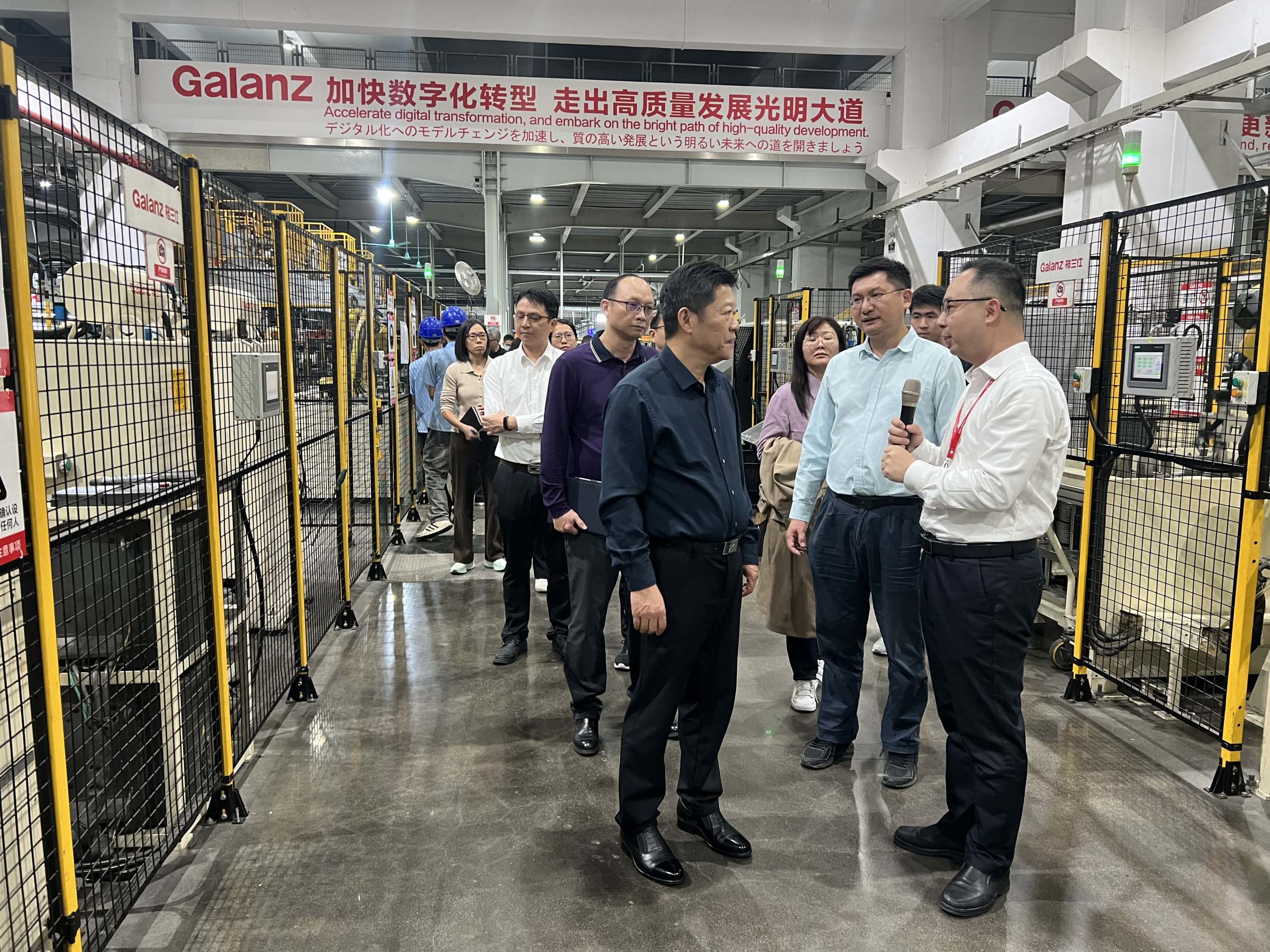 参观格兰仕生产车间