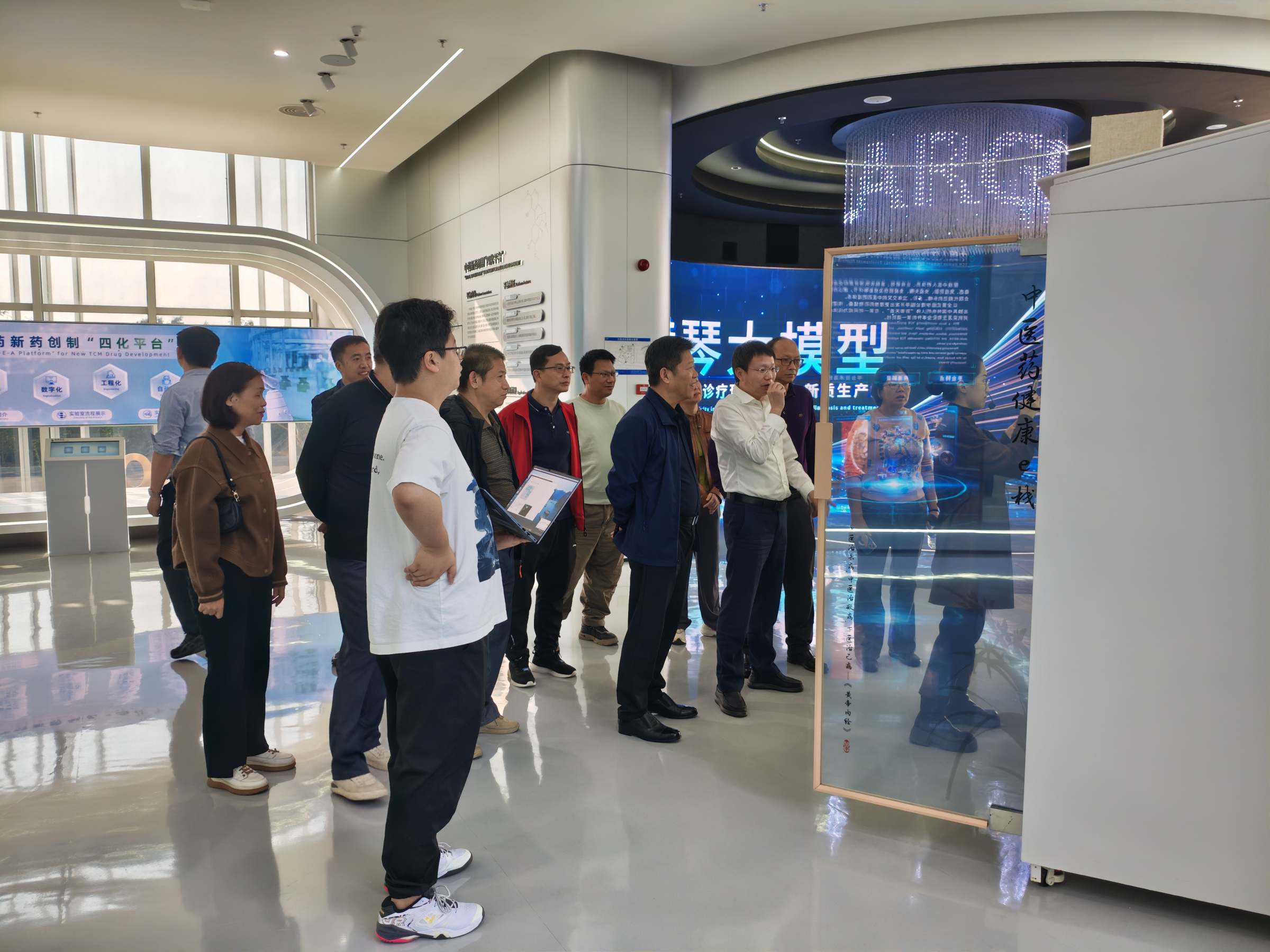 参观中医药广东省实验室