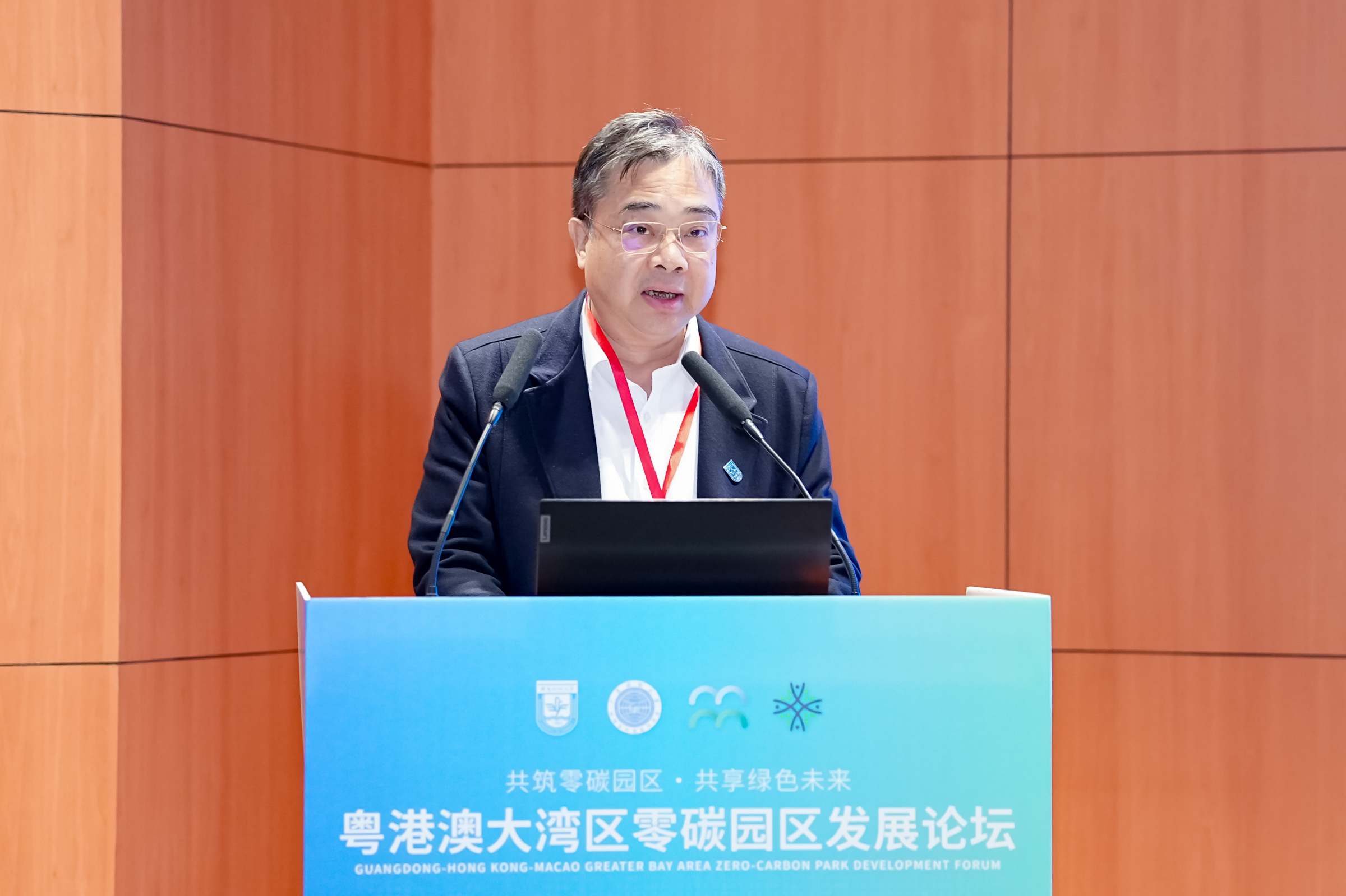 我校党委书记郑贤操致辞