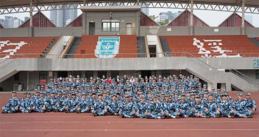 校领导看望慰问2025级军训新生