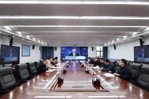 校党委举行2025年度民主生活会前专题学习会