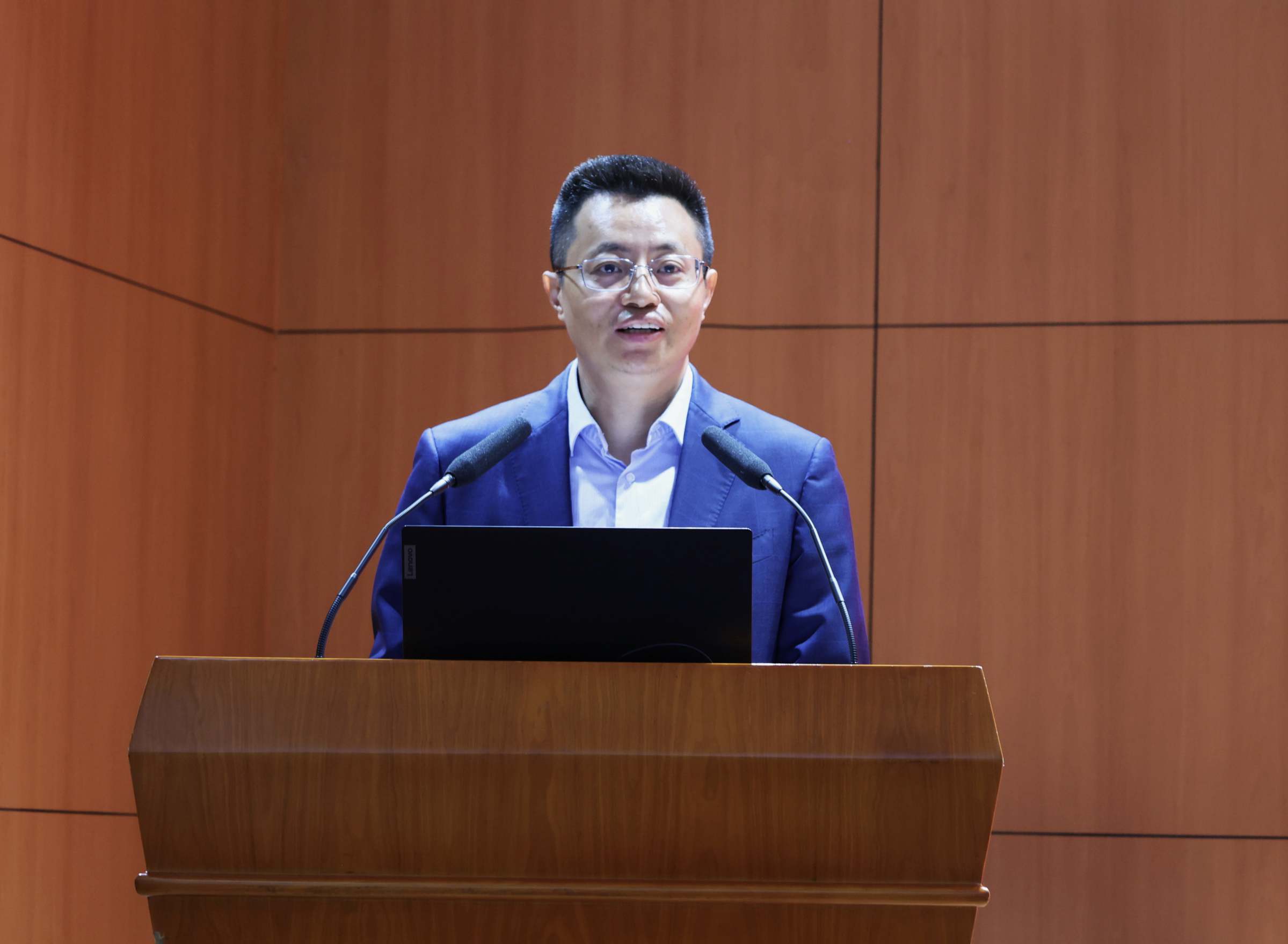 校长童士清作主题报告