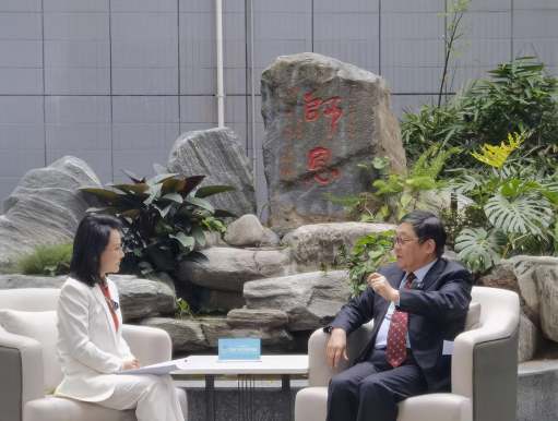  我校特聘教授接受深圳卫视专访 解读今年两会经济热点