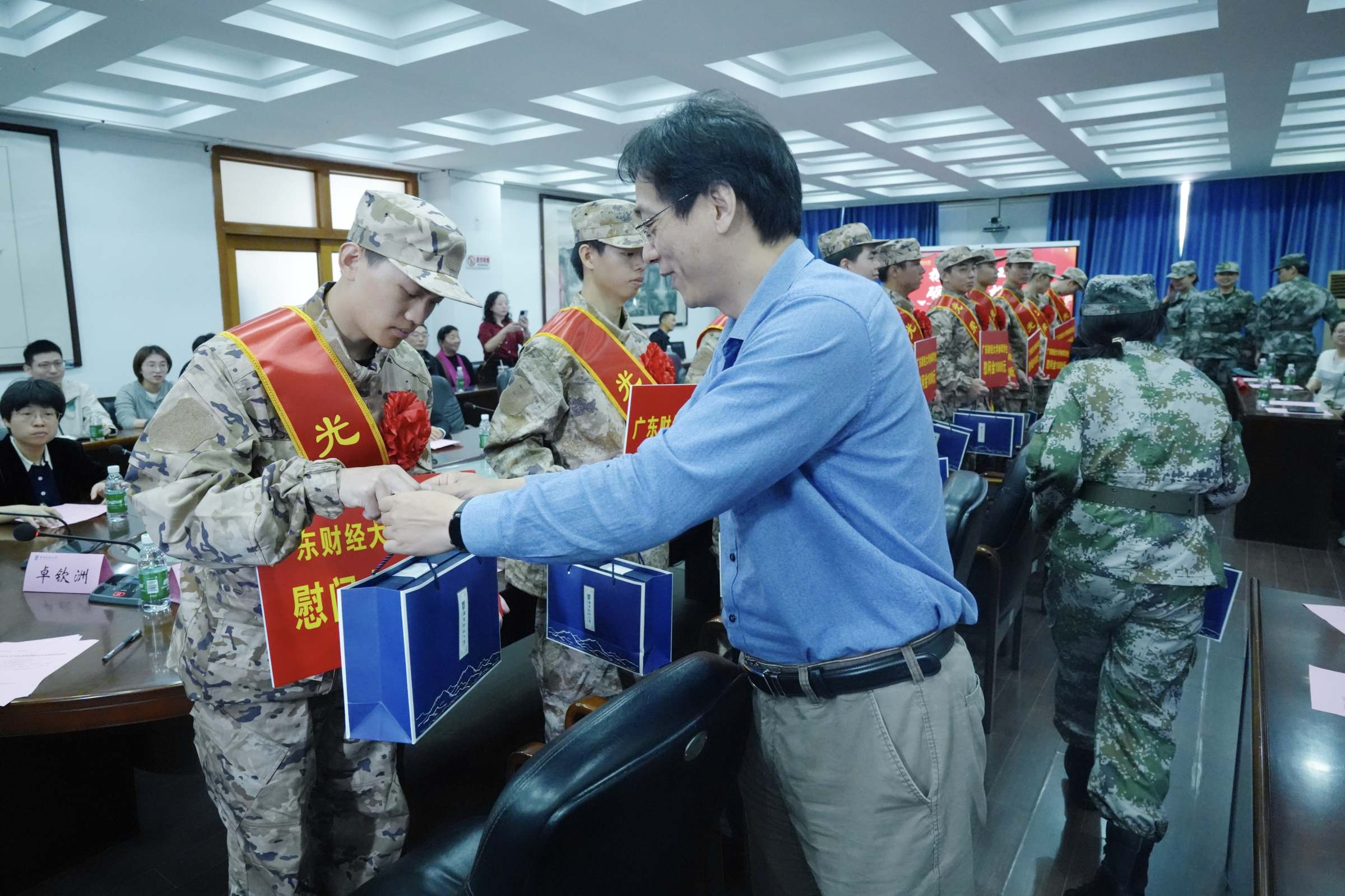 张凯为同学们送上慰问品