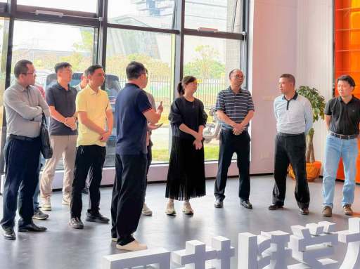 海珠区政协副主席廖绮晶一行来访我校大学科技园