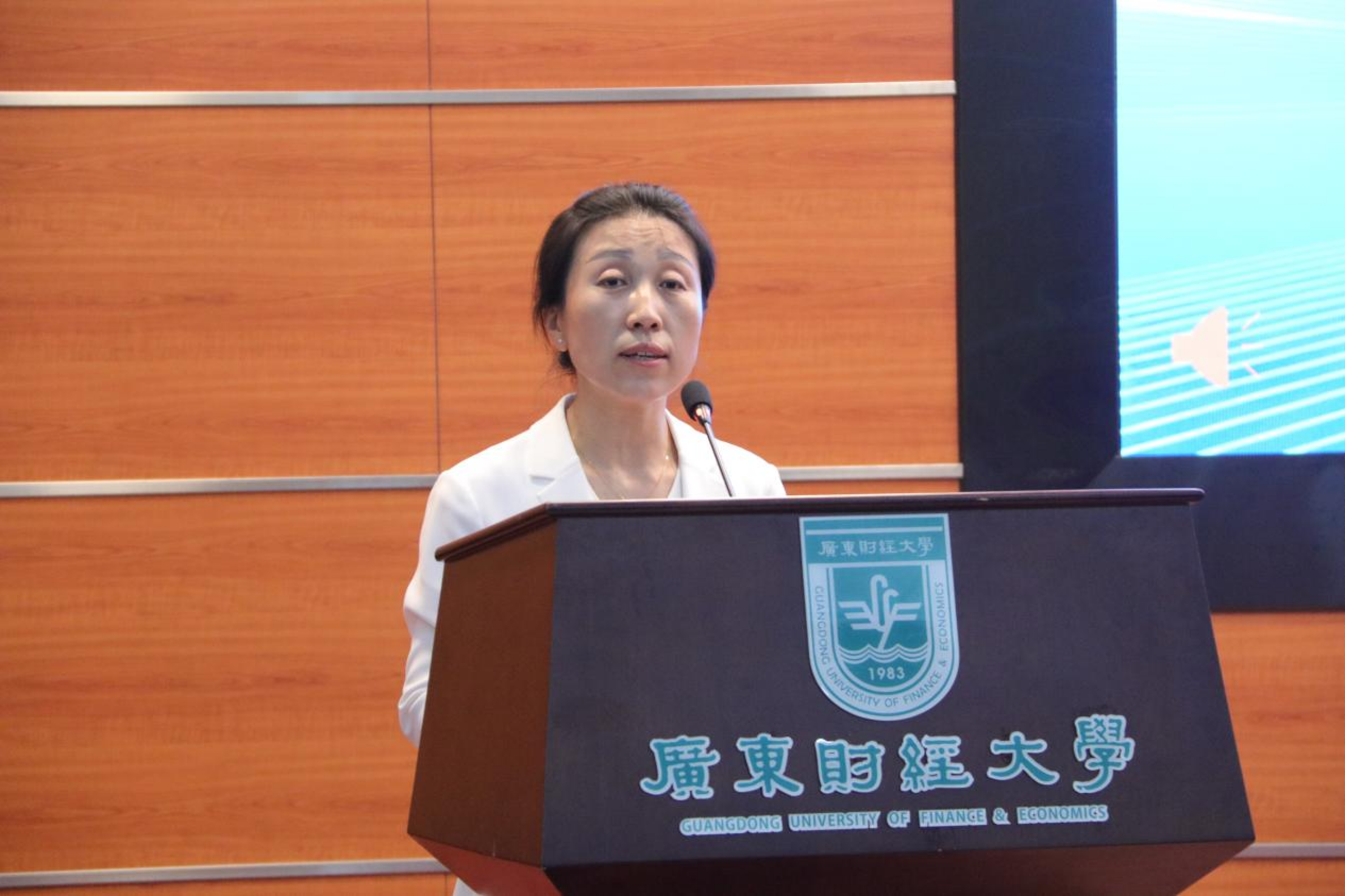 我校大数据与人工智能学院院长王丽敏主持会议第一阶段