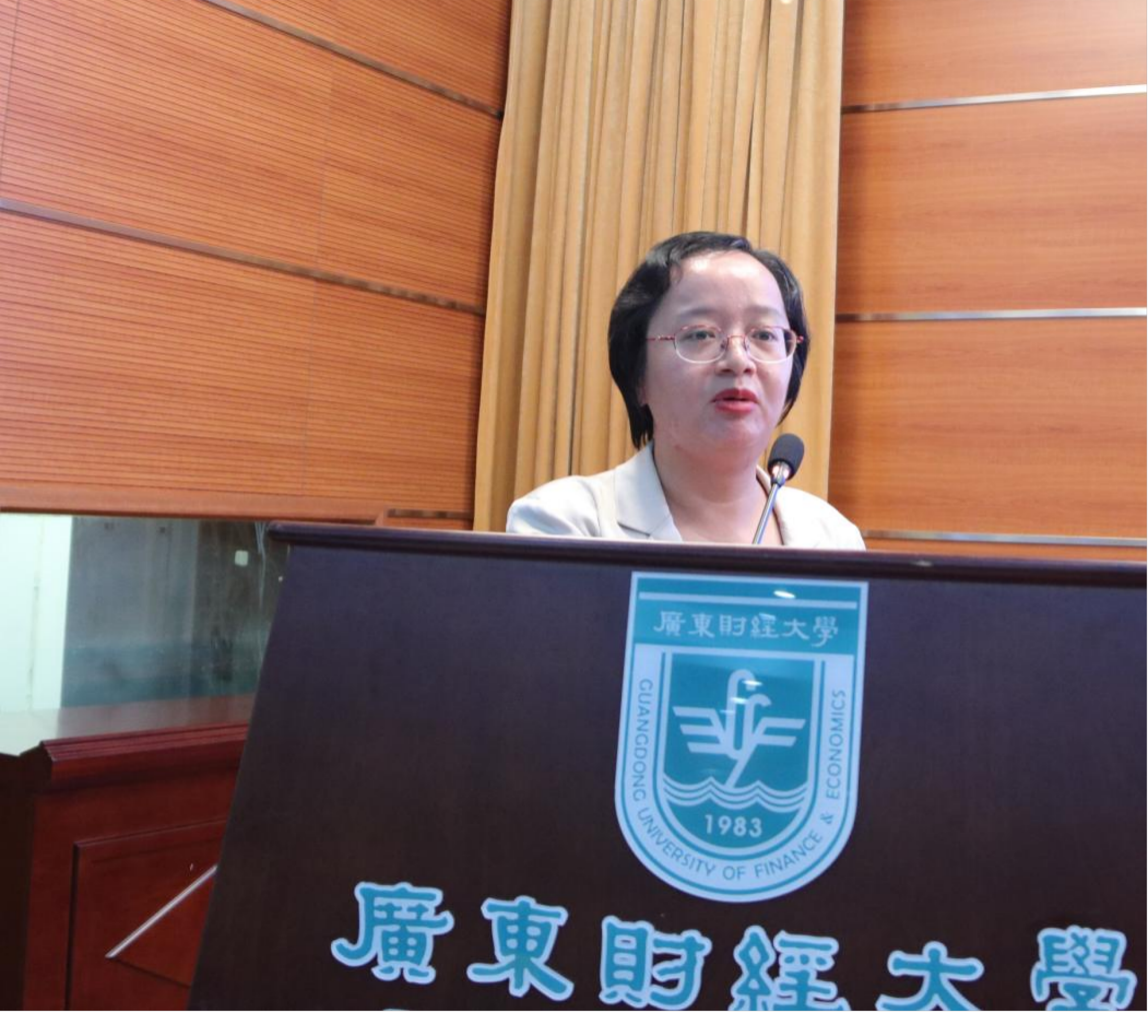 全国大学生电子商务“创新、创意及创业”挑战赛竞组委副秘书长、广州南方学院钟肖英教授作主题报告