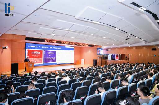 迟福林与青年学生对话“改革精神”