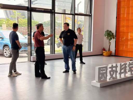 海珠区科工商信局局长麦锰锰一行来校大学科技园调研